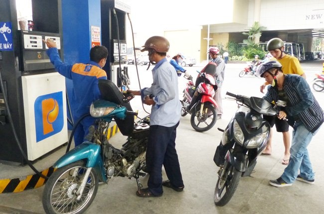 Gia xang: Lam the nao de hai hoa loi ich? hinh anh