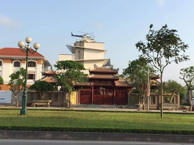 Xe tang, truc thang trong vuon nha dai gia Viet hinh anh