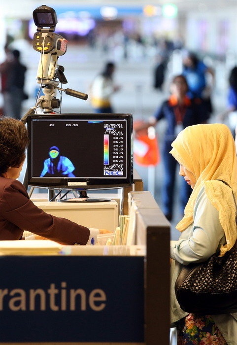 An ninh sân bay Incheon đo thân nhiệt hành khách đến từ Trung Đông.