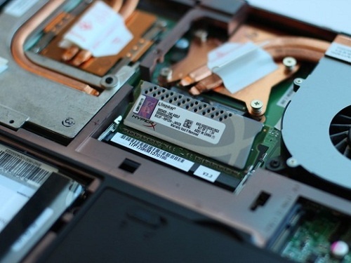 Thay RAM cho một mẫu laptop thông thường.