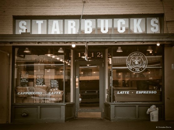 Schultz tìm thấy Starbucks lần đầu tiên khi ông vẫn đang làm tại Hammarplast.