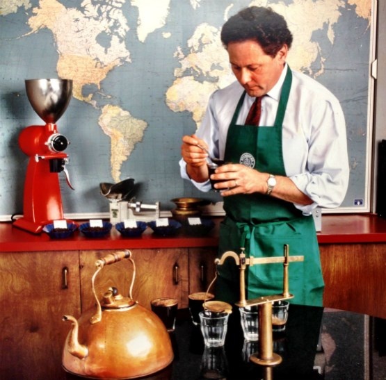 Ngay từ những ngày đầu, Schultz đã chú trọng ngay đến việc tìm kiếm nhân tài và tập trung xây dựng văn hóa doanh nghiệp.