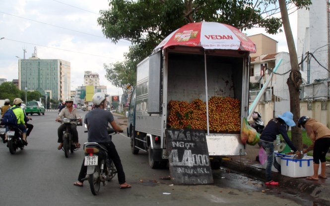 Vải đang có mặt ở chợ và khắp đường phố Sài Gòn ngày một nhiều hơn. Một xe bán vải ở cầu Điện Biên Phủ trưa 30/5, rao giá bán vải 14.000 đồng/ nửa kg. 