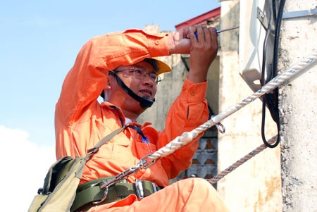 Nhiều người dân Hà Nội đang phải khốn khổ sống trong cảnh mất điện thường xuyên vào nửa đêm.