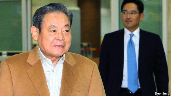 Chủ tịch Lee Kun Hee (trái) và con trai độc tôn Lee Jae-young (phải).