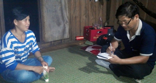 Đinh Thị Bé (trái) và “vật chứng tố cáo”.