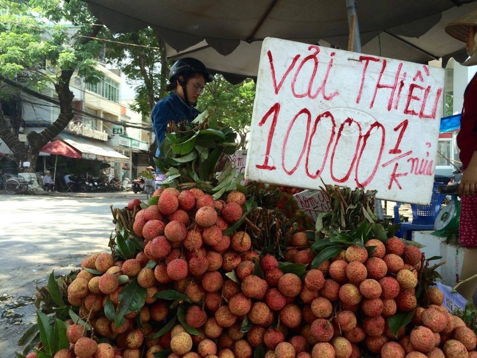 Vi sao co trai cay gia re, do dong o via he Sai Gon? hinh anh