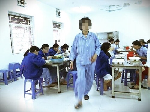 Nguoi vo luon giau dao duoi goi de phong chong con sat hai hinh anh