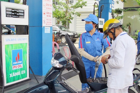 Nguoi tieu dung chua man ma voi xang E5 hinh anh