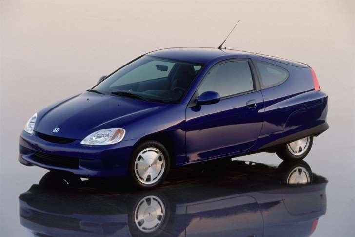 Trình làng cuối năm 1999, Honda Insight mang kỳ vọng thống trị thị trường xe hybrid tại Bắc Mỹ cũng như trên thế giới. Trong vài tháng đầu, dòng xe này đã thu được những thành công nhất định nhờ khả năng tiết kiệm nhiên liệu nhưng thiết kế thiếu tinh tế và tiện dụng làm cho mẫu xe này nhanh chóng tụt dốc và mất hút trong cuộc đua với đối thủ Toyota Prius.