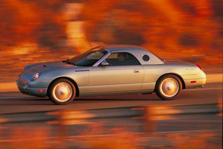 Xuất hiện trong những năm đầu thế kỷ 21 với phong cách cổ điển, dòng xe Ford Thunderbird 2002 được kỳ vọng sẽ hút khách khi giúp họ hồi tưởng về quá khứ. Tuy nhiên, hy vọng này không thành sự thực và mẫu xe này vật vã mãi mới bán hết số xe sản xuất ra trước khi bị thay thế bằng một phiên bản hoàn toàn khác biệt.