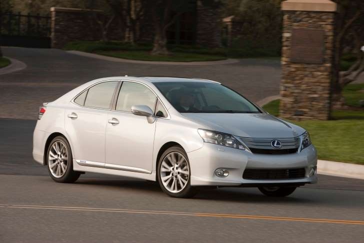 Giá cao và không thật sự hấp dẫn, Lexus HS 250h là một thất bại của thương hiệu xe sang Nhật. Dòng xe này được kỳ vọng sẽ tạo ra sự mới mẻ khi nhắm vào phân khúc xe hybrid hạng sang, nằm trên Camry hybrid một chút. Tuy nhiên, mẫu xe này chỉ tồn tại được đúng 3 năm vì doanh số thấp.