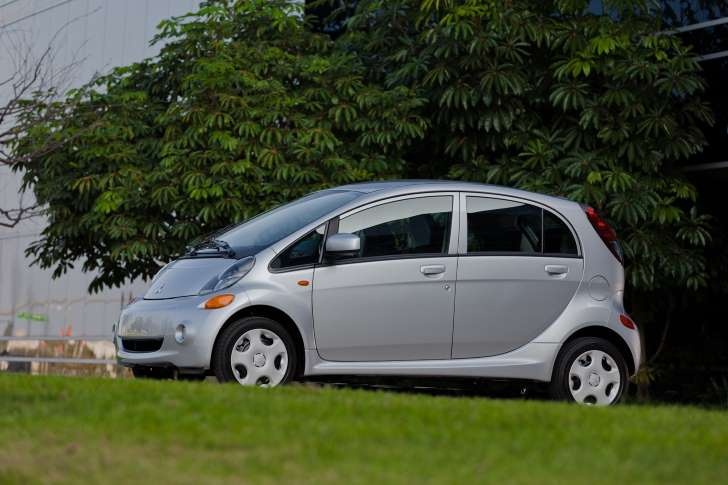 Chỉ bán được 1.420 xe trong 18 tháng, Mitsubishi i MiEVs là một thất bại lớn của hãng xe Nhật khi ngốn hàng triệu USD tiền đầu tư cho công nghệ cũng như quảng bá. Dòng xe này bị chê về thiết kế dù rất tiết kiệm nhiên liệu và cũng không quá đắt.