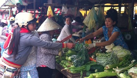 Gia thuc pham nhay mua: Nong dan ban 1, thuong lai lai 10 hinh anh