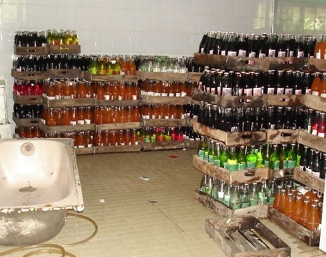 Nước giải khát có ga (loại có màu) thường được sử dụng phẩm màu tổng hợp và đường hóa học. 