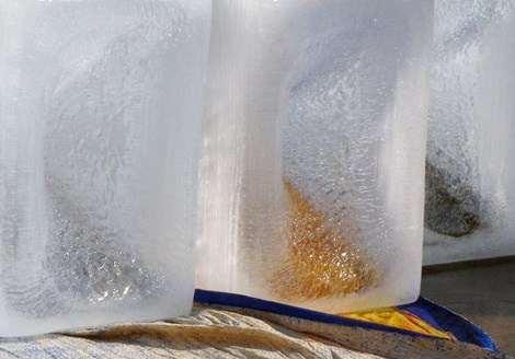 Nước đá bẩn dễ nhiễm vi khuẩn gây bệnh đường ruột.