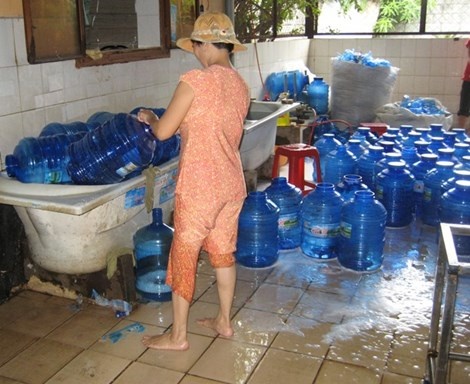 Khu vực sản xuất nước uống đóng chai của một cơ sở vô cùng nhếch nhác, dễ có nguy cơ nhiễm khuẩn.