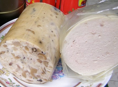 Giò thủ, chả lụa dể “dính” hàn the và các chất bảo quản. 