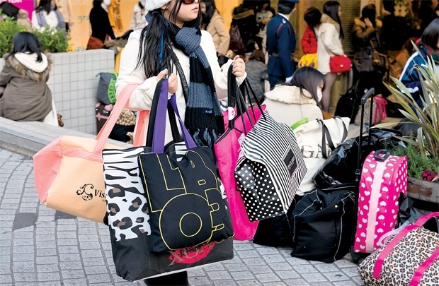 Tui xach secondhand noi gi ve kinh te Nhat? hinh anh