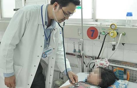 Một bệnh nhi SXH nặng được điều trị tại BV Nhi đồng 1 (TP HCM).