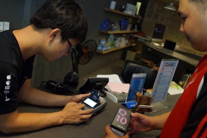 Hoa mat voi phi ngan hang hinh anh