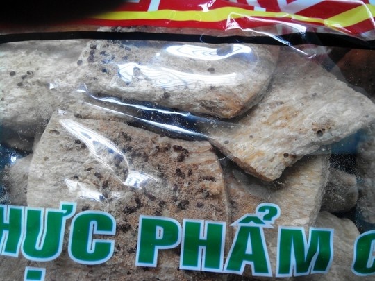 Mọt, côn trùng trong những gói sản phẩm còn hạn sử dụng với bao bì ghi là của công ty Âu Lạc.
