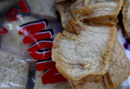 Dòi xuất hiện trong những miếng chay sườn non đã chế biến.