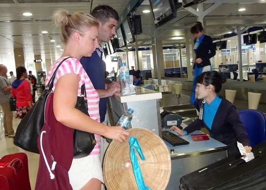 Chan 'moc tui' khach di may bay hinh anh