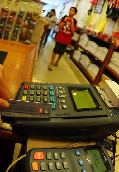 Chủ thẻ phải thường xuyên theo dõi những thông báo về giao dịch do ngân hàng gửi qua email hoặc tin nhắn để kiểm soát giao dịch.