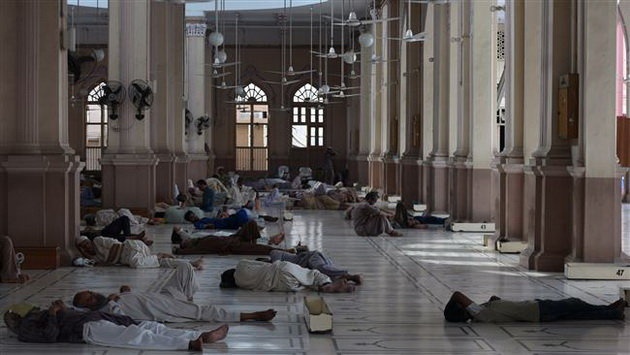 Các tín đồ Hồi giáo tìm chỗ tránh nóng trong một thánh đường ở Karachi hôm 22/6 - Ảnh: AFP.