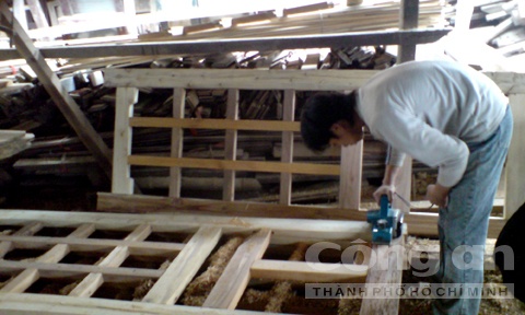 Một người thợ trẻ đang tân trang cửa cũ.