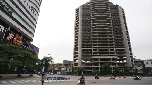Dự án Lucky Tower I Thái Hà (Đống Đa, Hà Nội) dừng thi công nhiều năm khiến cho bộ mặt đô thị thêm nhếch nhác. 