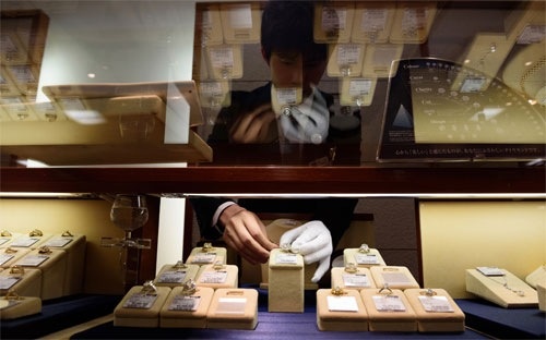 Nguoi Nhat o at mang kim cuong di ban hinh anh