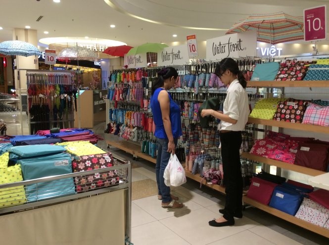 Khuyến mãi đậm nhưng khách vẫn gần như không có. Ảnh chụp tại Aeon Mall (Q.Tân Phú).