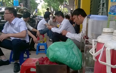 Ha Noi nang nhu do lua, dich vu an theo hot bac hinh anh