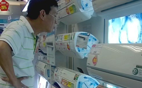 Khách hàng chọn mua điều hòa tại MediaMart.