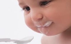 Tre suyt chet vi bi ep an chao khi dang khoc hinh anh