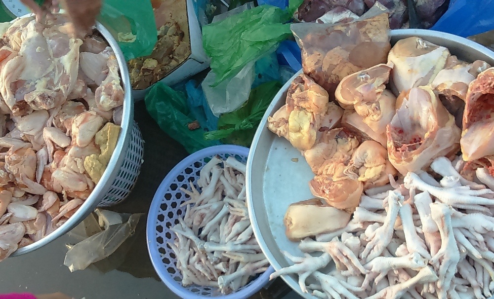 Gà đông lạnh được bày bán rất mất vệ sinh.