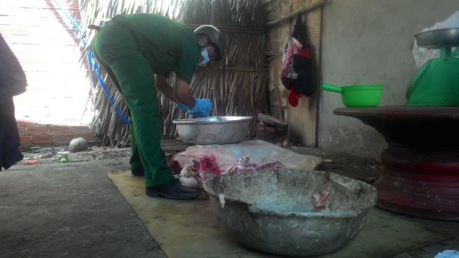 Các lọ hóa chất thu giữ được tại lò mổ heo lậu.