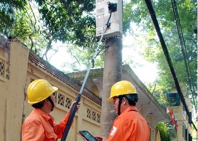 Nhan vien EVN doc chi so cong to bang 'gay tu suong' hinh anh