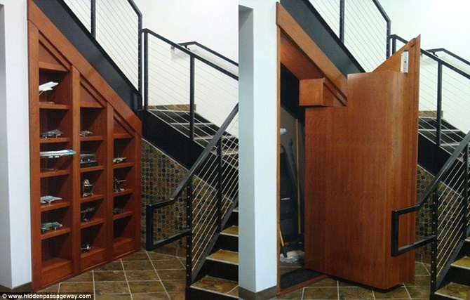 Phòng bí mật ngay dưới gầm cầu thang được che đậy bởi một chiếc tủ đựng đồ chơi.