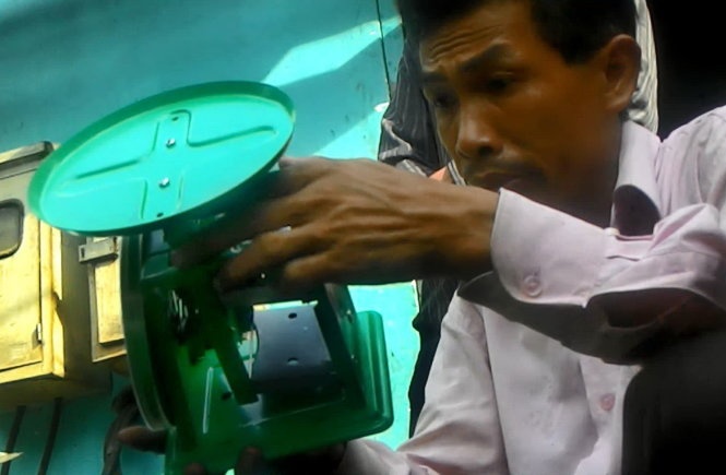 Ông Nam (đường Hậu Giang, P.2, Q.6, TP.HCM) “độ” cân cho khách. Với tỉ lệ 1kg thành 1,2kg, mỗi ký bán ra người bán nghiễm nhiên ăn gian 2 lạng mà người mua không hề hay biết.