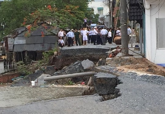 Sạt lở đường Võ Tánh ven bờ sông Cần Thơ (khu vực Yên Thượng, phường Lê Bình, quận Cái Răng) vào ngày 26/5.