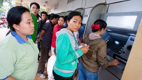 Tam ngung cap phep mo chi nhanh ngan hang hinh anh