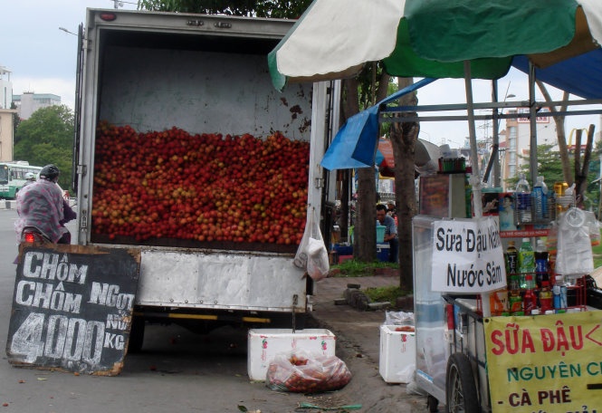 Cũng trên đường Điện Biên Phủ (Q.Bình Thạnh, TP.HCM), chôm chôm thường chỉ có giá 8.000 đồng/kg, gần bằng nửa năm ngoái