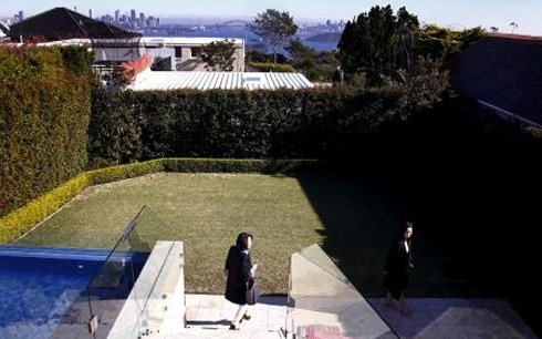 Chung khoan tut doc, nha giau Trung Quoc om tien di dau? hinh anh