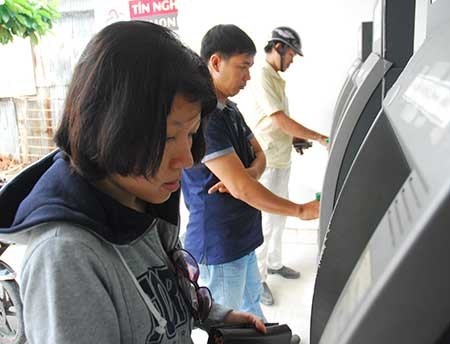 Phi ATM 'moc tui' khach hang hinh anh