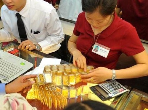 Vang giam gia bat ngo, nha giau khoc rong vi mat tien ty hinh anh