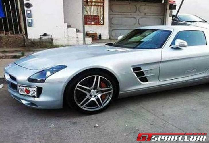 Guzmán tỏ ra rất yêu thích dòng xe tính năng cao AMG của Mercedes khi có tới 5 chiếc xe gồm SLS AMG, Mercedes Benz C63 AMG Black Series, Mercedes Benz G63 AMG, Mercedes Benz CLA45 AMG, McLaren Mercedes SLR RENNtech.