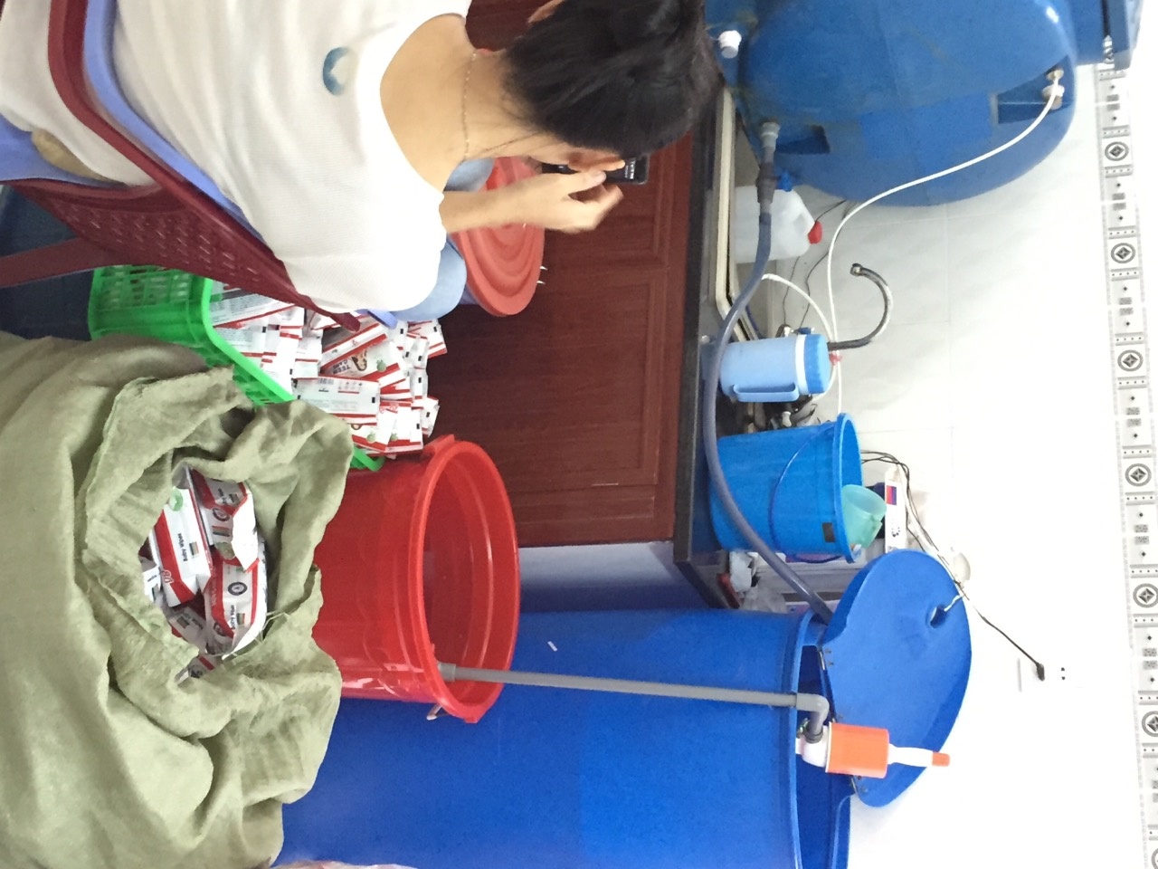 Khăn ướt được Cty Twins Lotus VN sản xuất từ nhà vệ sinh...